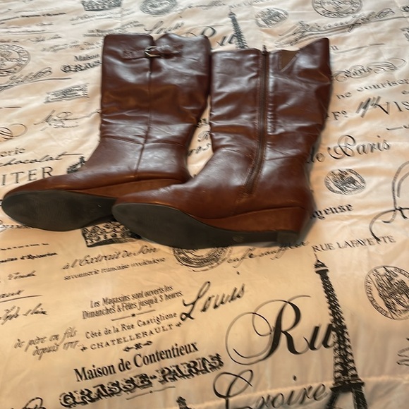 Brown boots only wore 1 time clear shoes out - Picture 2 of 3